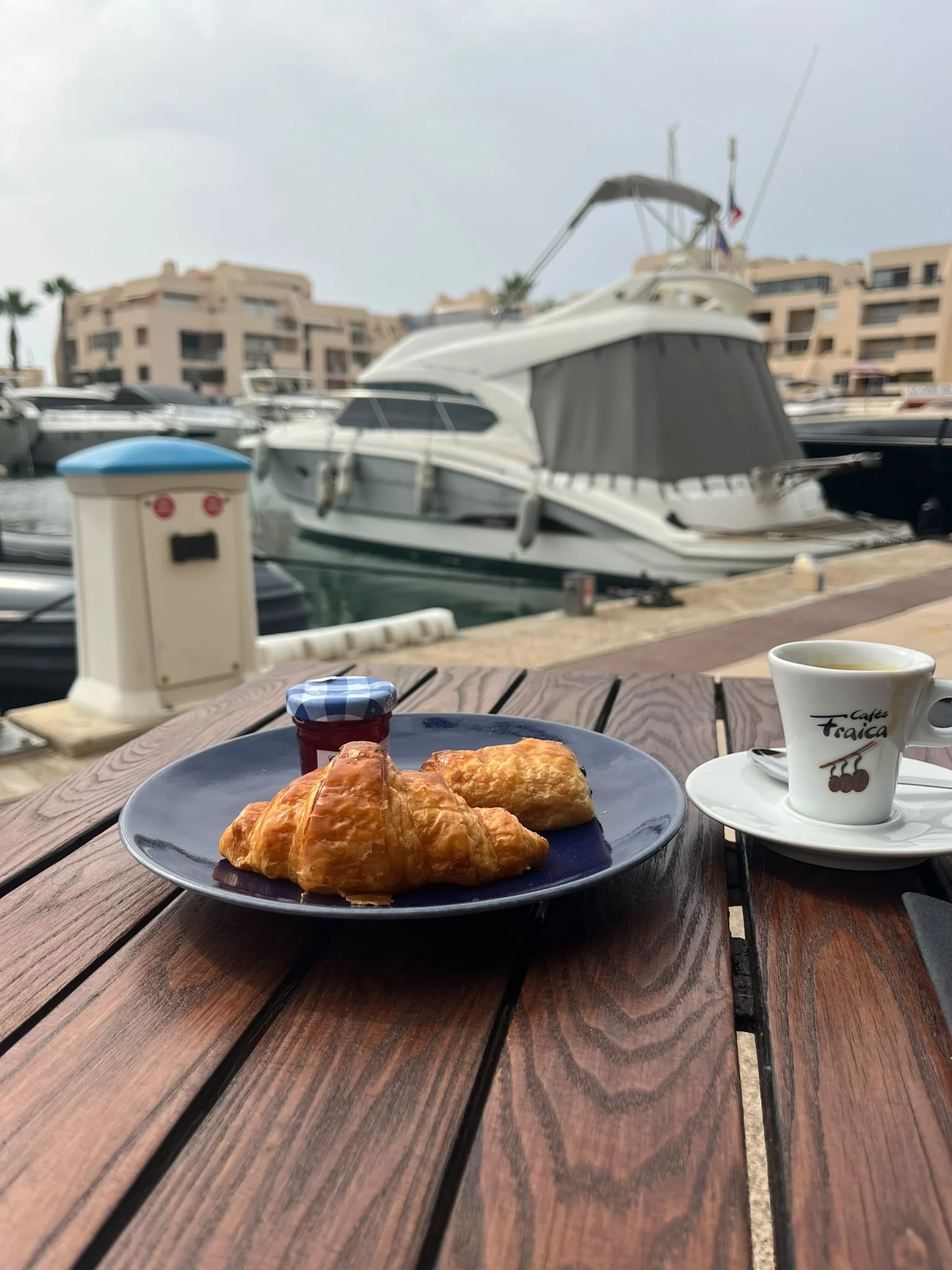 Petit déjeuner face au port