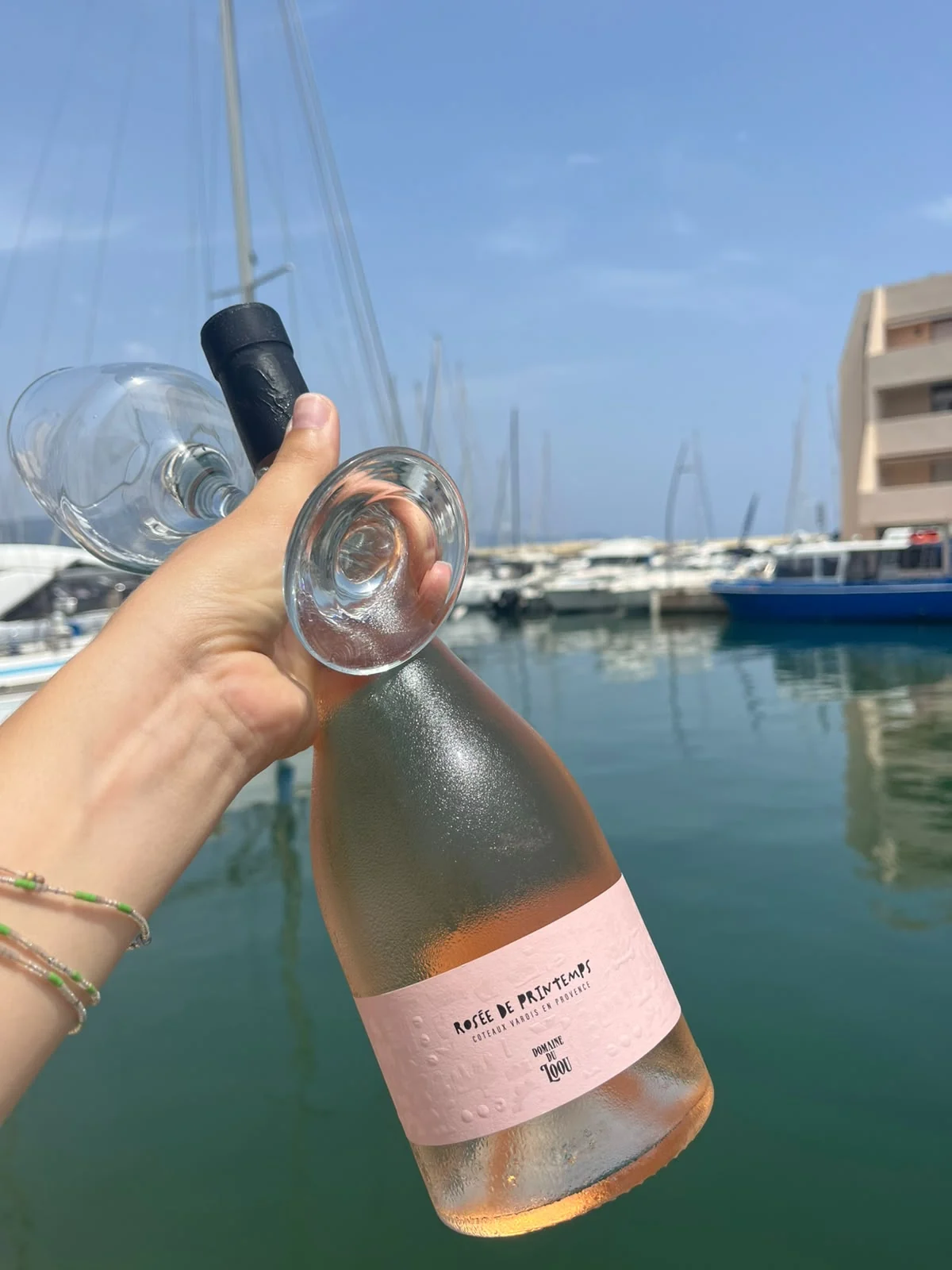 Rosé du Domaine du Loou face au port