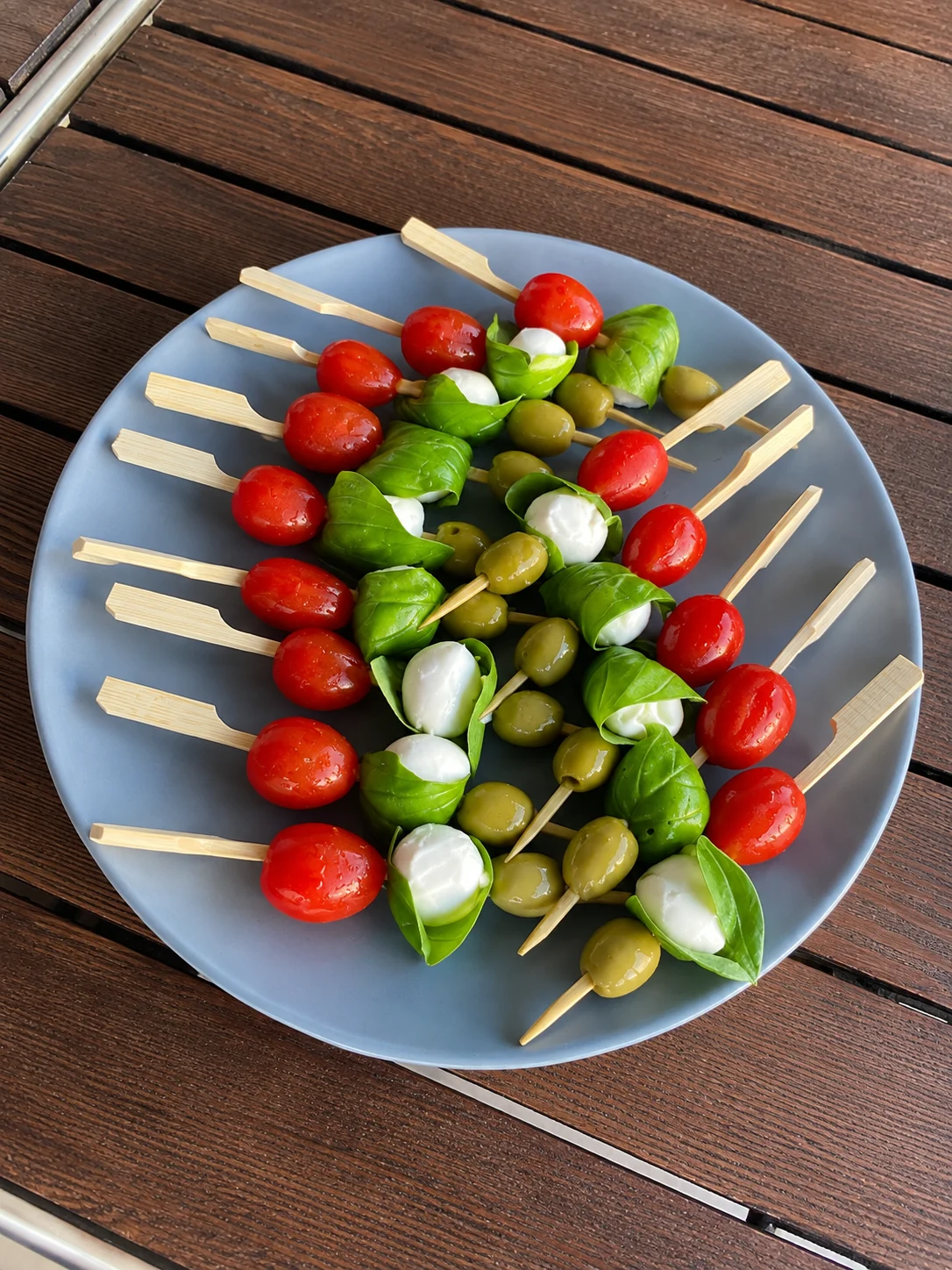 Brochettes tomate, mozzarella et basilic